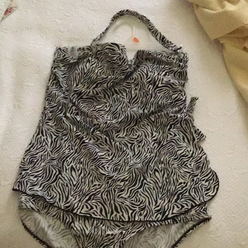 Bathing suit - Picture 2 of 3